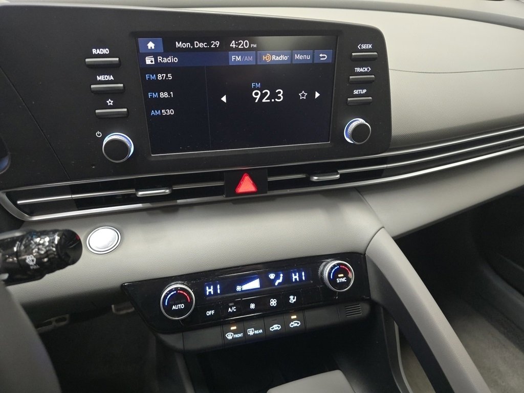 Used 2025 Hyundai Elantra Sport image 31