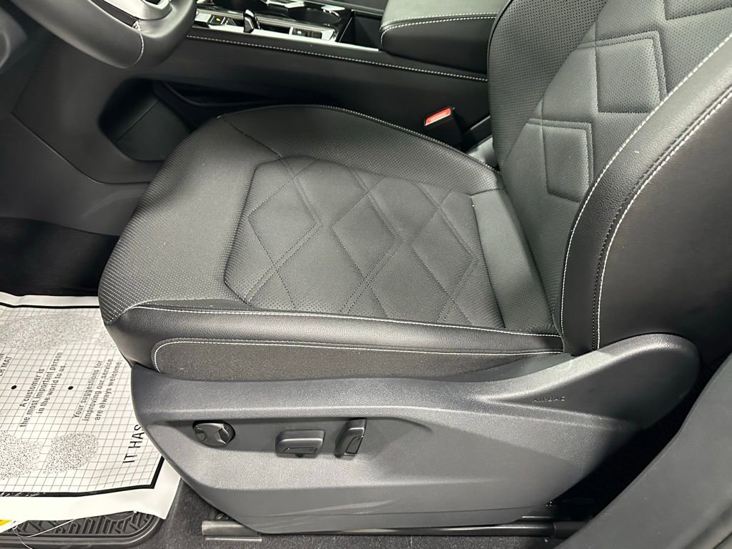 Used 2025 Volkswagen Atlas SE image 13