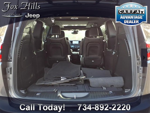 Used 2021 Chrysler Pacifica Limited w/ Uconnect Theater Family Group image 10