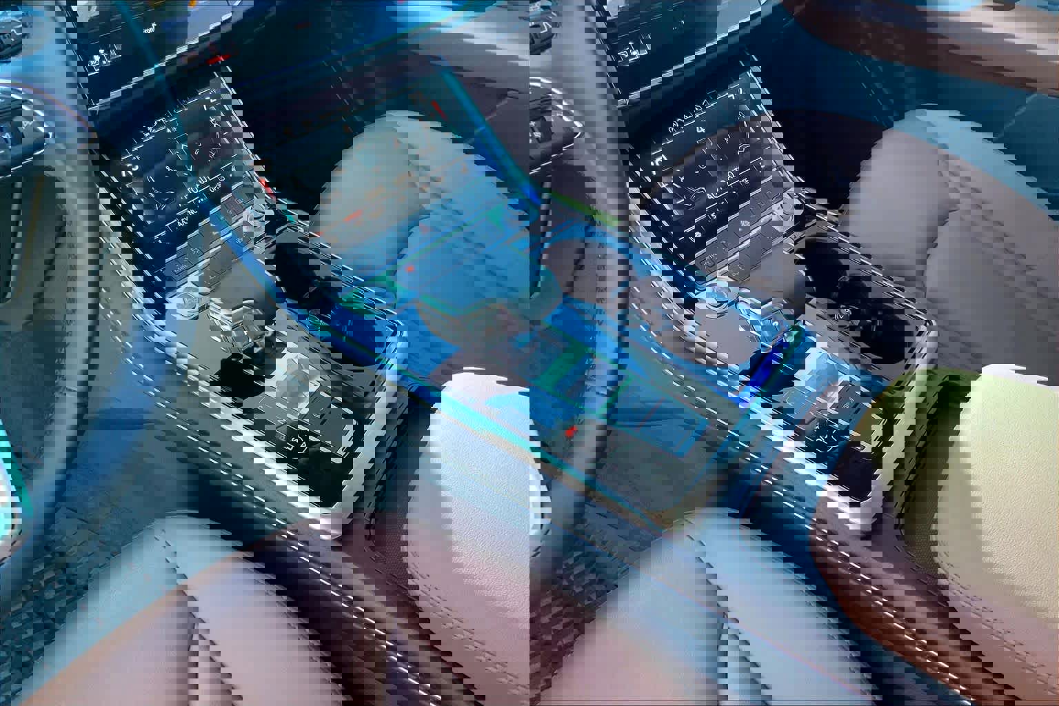 Used 2022 Audi Q8 Premium image 16