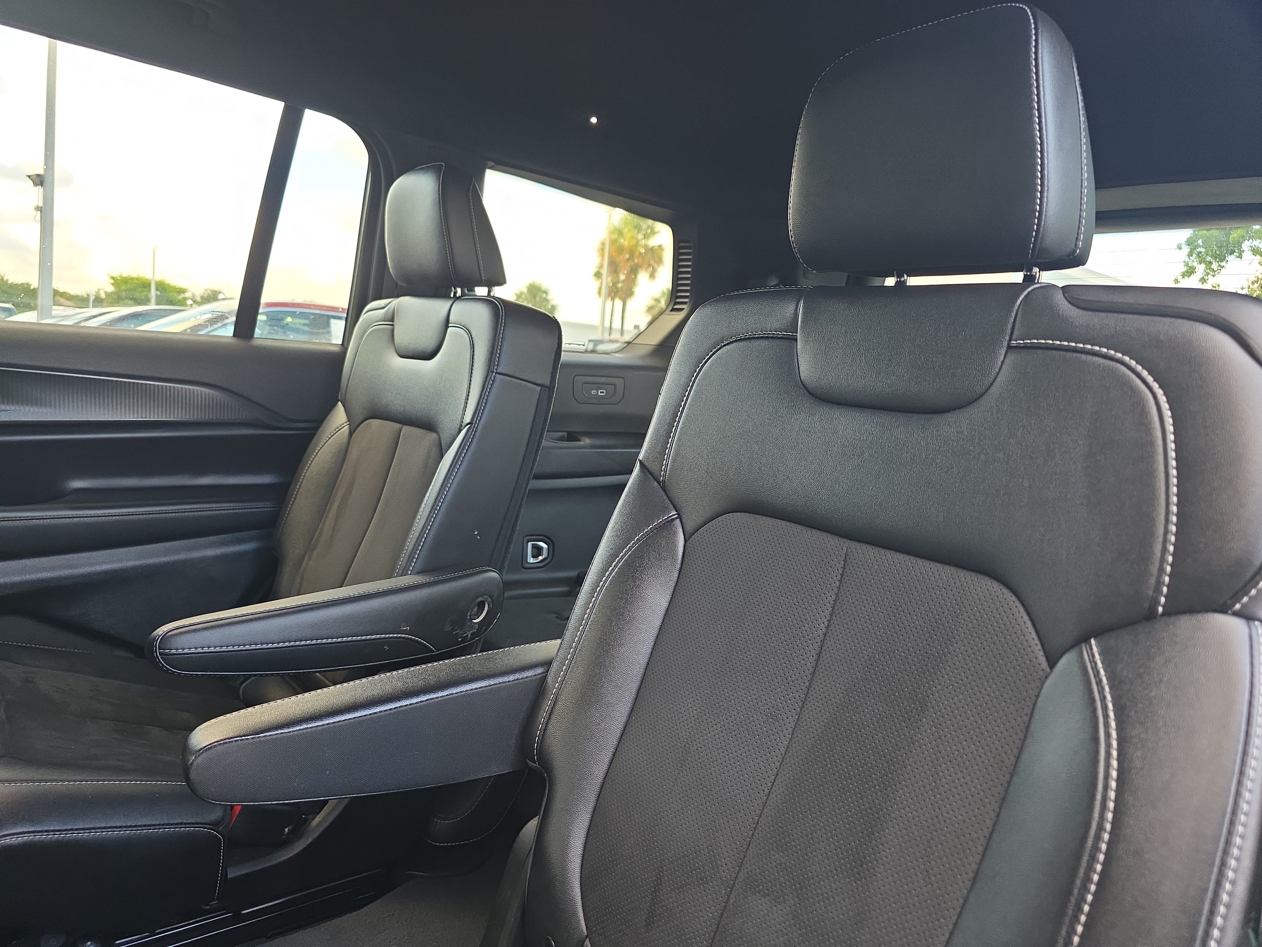 Used 2023 Jeep Grand Cherokee L Laredo RWD image 15