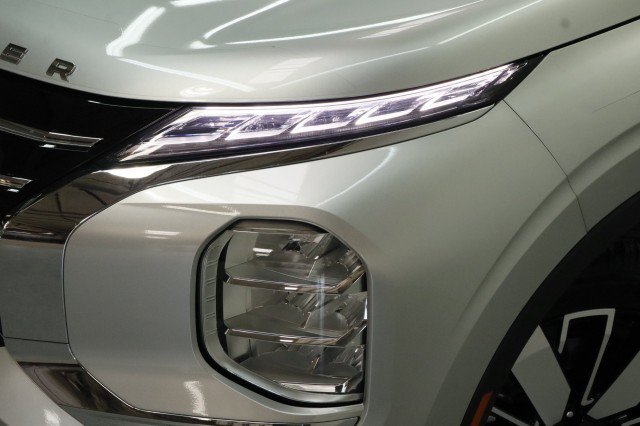 New 2026 Mitsubishi Outlander SE FWD image 2