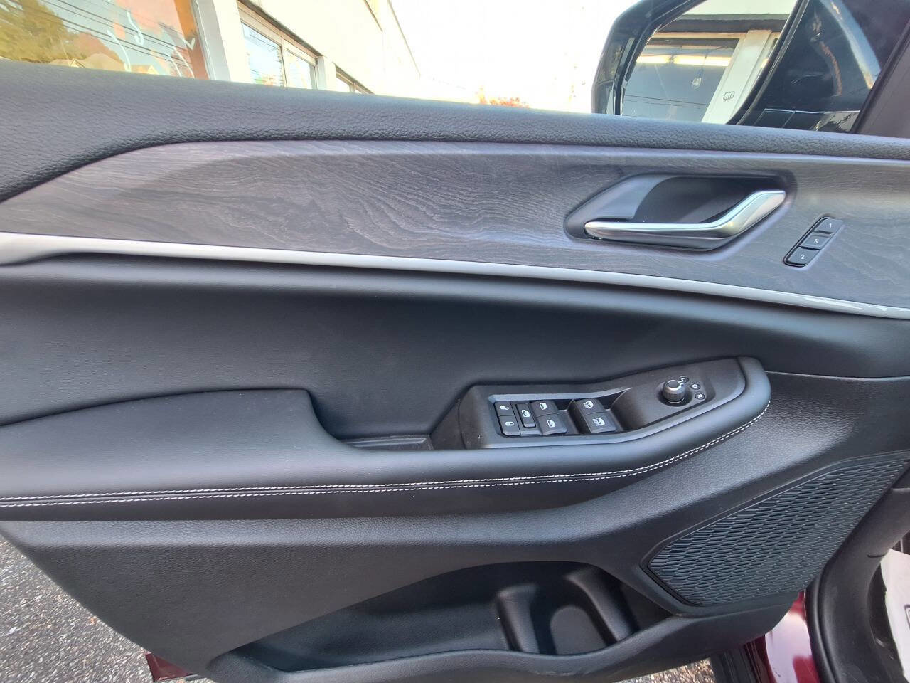 New 2025 Jeep Grand Cherokee Limited image 16