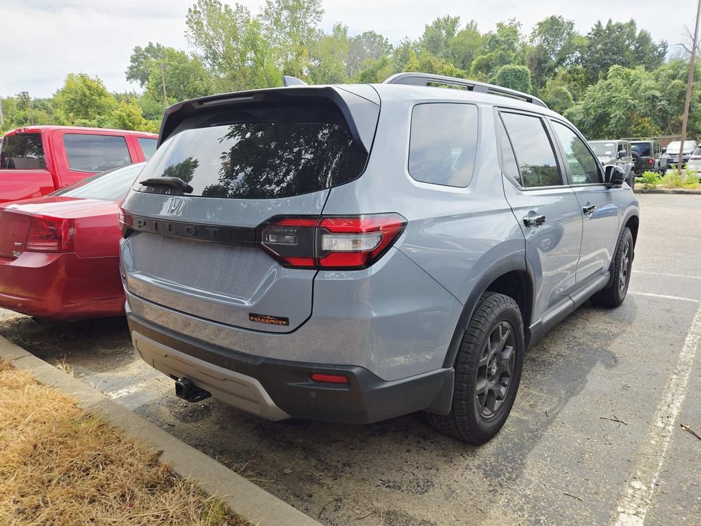 Used 2025 Honda Pilot TrailSport image 2