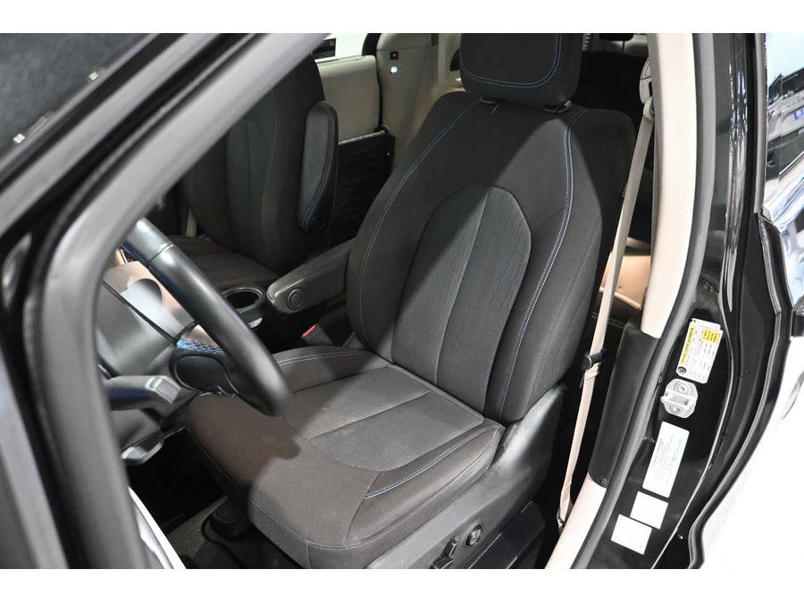 Used 2021 Chrysler Pacifica Touring w/ Cold Weather Group FWD image 14