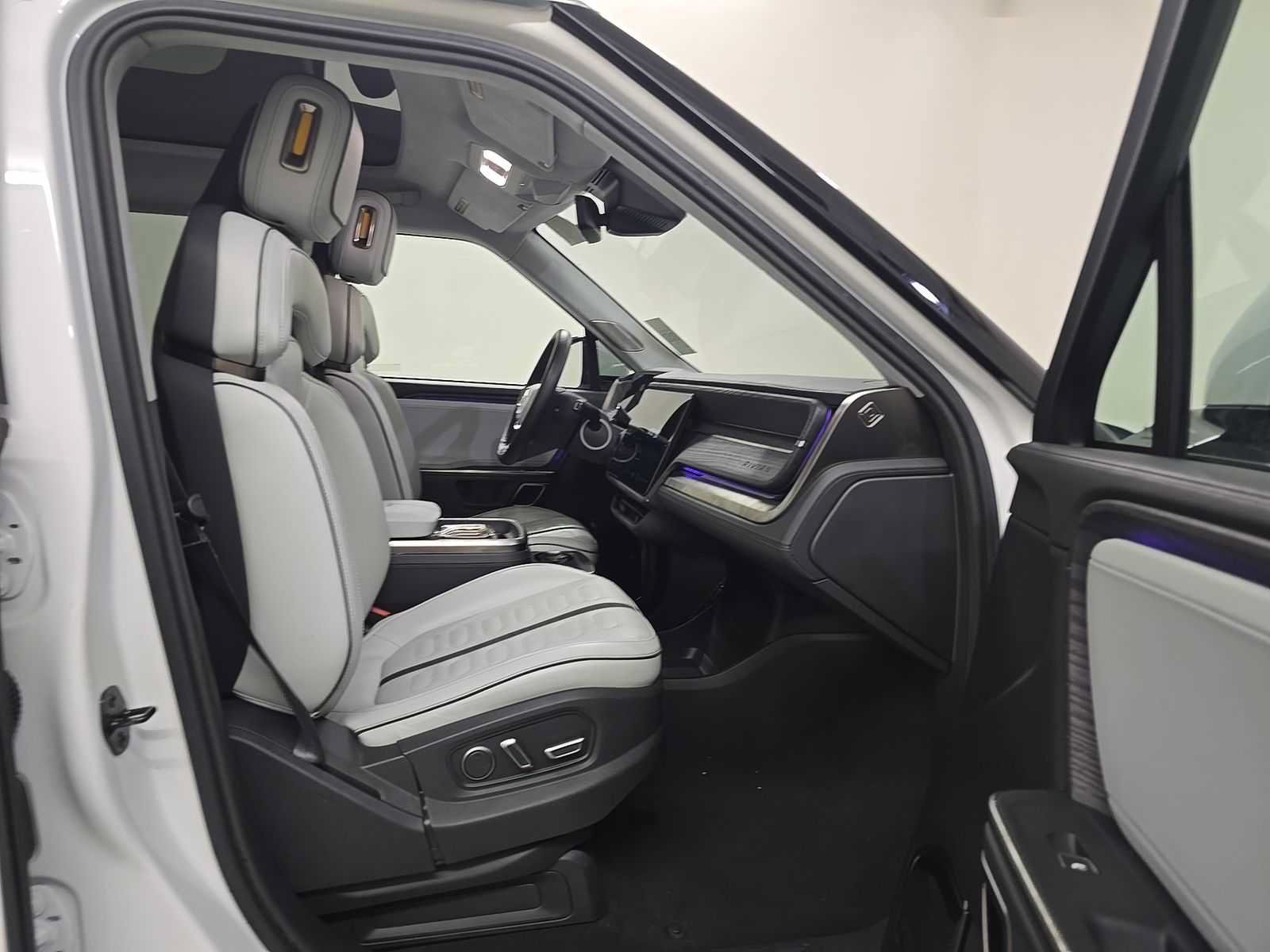 Used 2024 Rivian R1S Adventure AWD/4WD image 4