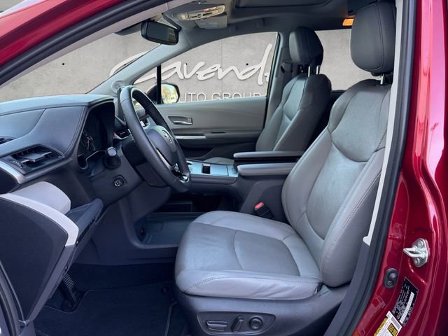 Used 2022 Toyota Sienna Limited image 19