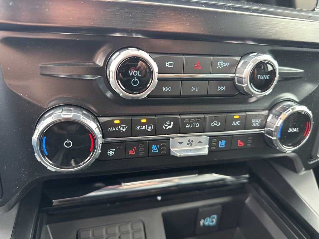 New 2026 Ford F250 Lariat w/ Black Appearance Package image 31