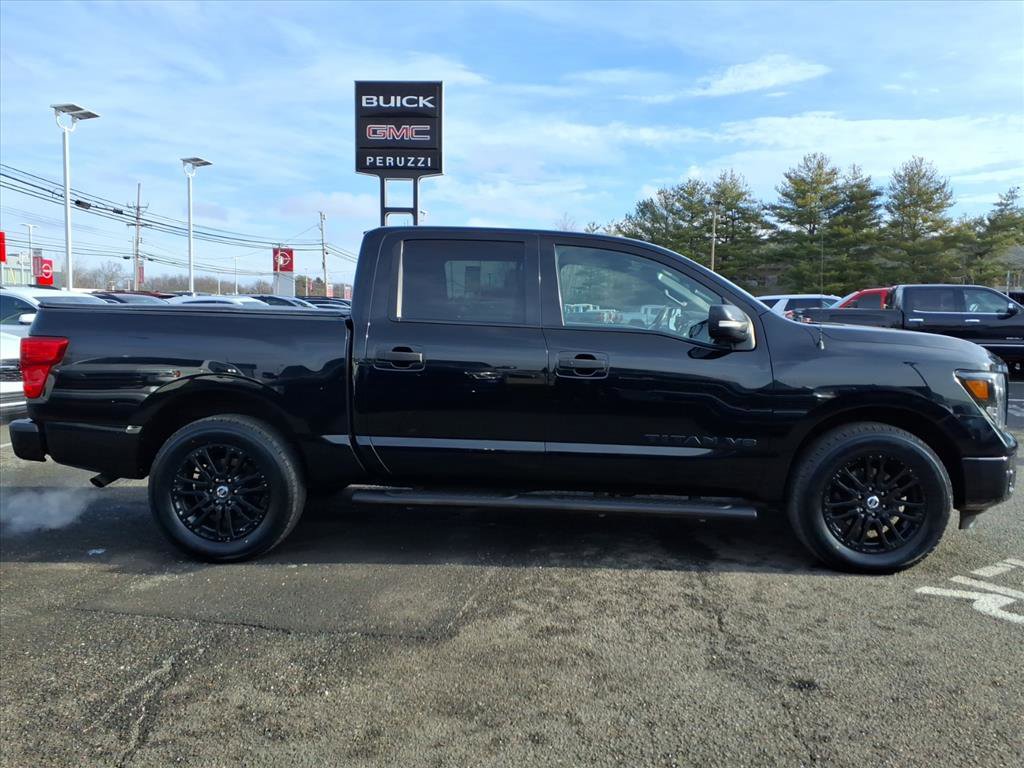 Used 2018 Nissan Titan SV w/ SV Convenience Package image 2