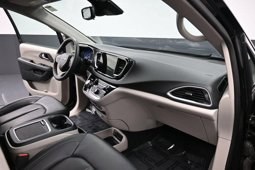 Used 2024 Chrysler Pacifica Touring-L FWD image 28