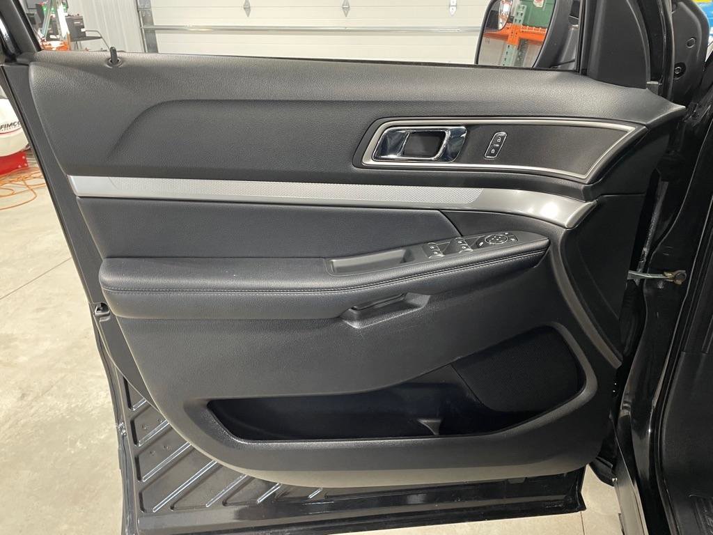 Used 2017 Ford Explorer XLT w/ Equipment Group 202A image 13