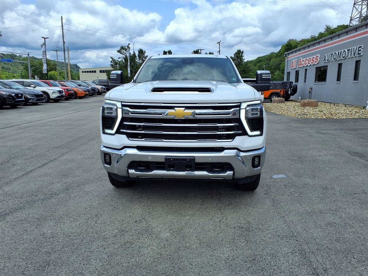 Used 2025 Chevrolet Silverado 2500 LTZ AWD/4WD image 2