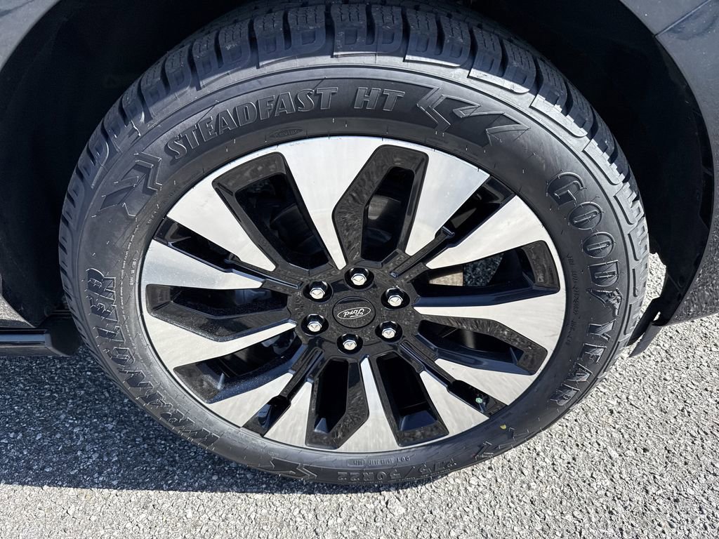 Used 2025 Ford Expedition Platinum w/ Driver's Package image 12