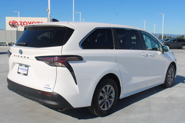 Certified 2024 Toyota Sienna LE FWD image 3
