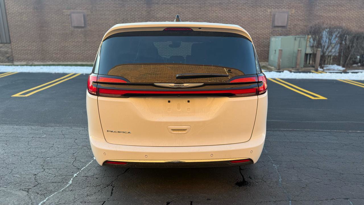 Used 2025 Chrysler Pacifica Select FWD image 6