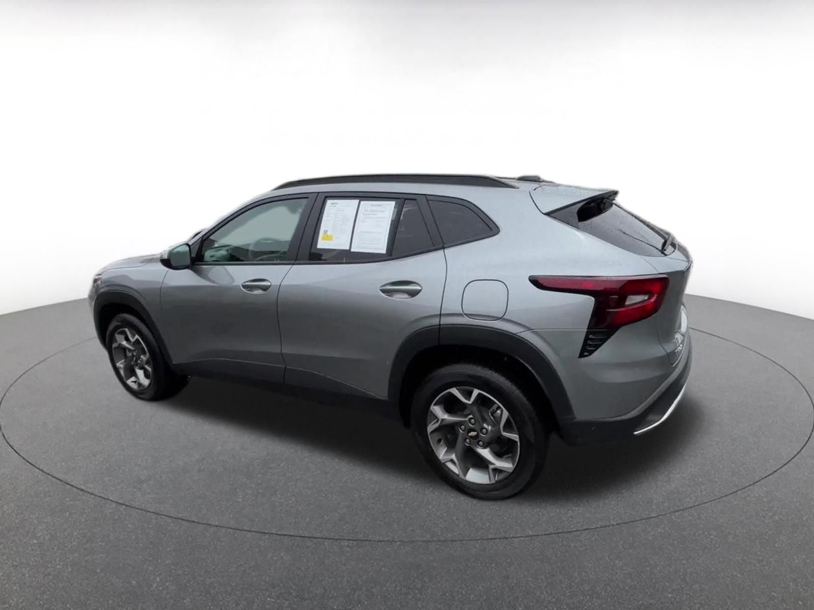 Used 2025 Chevrolet Trax LT FWD image 10