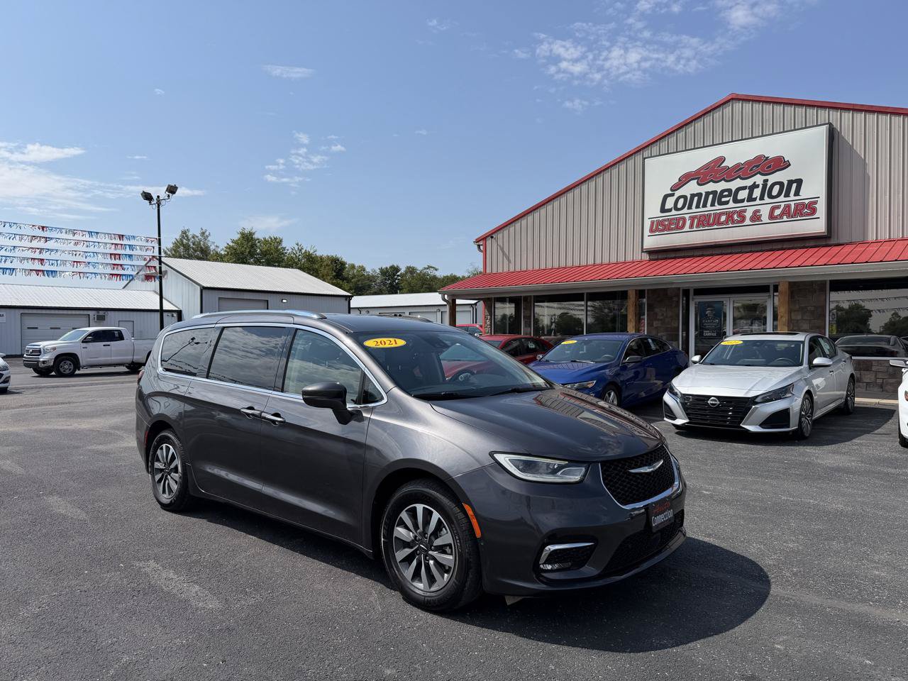 Used 2021 Chrysler Pacifica Touring-L FWD image 1