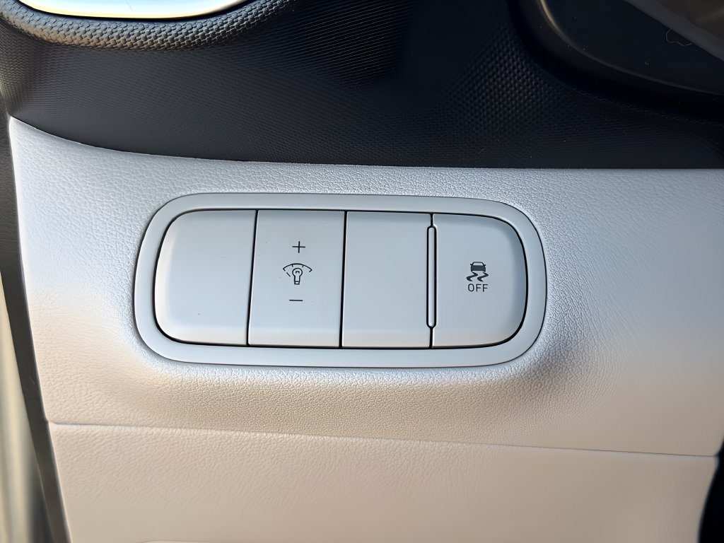 Used 2025 Hyundai Venue SEL FWD image 12