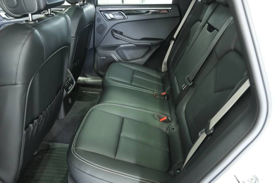 Certified 2025 Porsche Macan AWD/4WD image 27