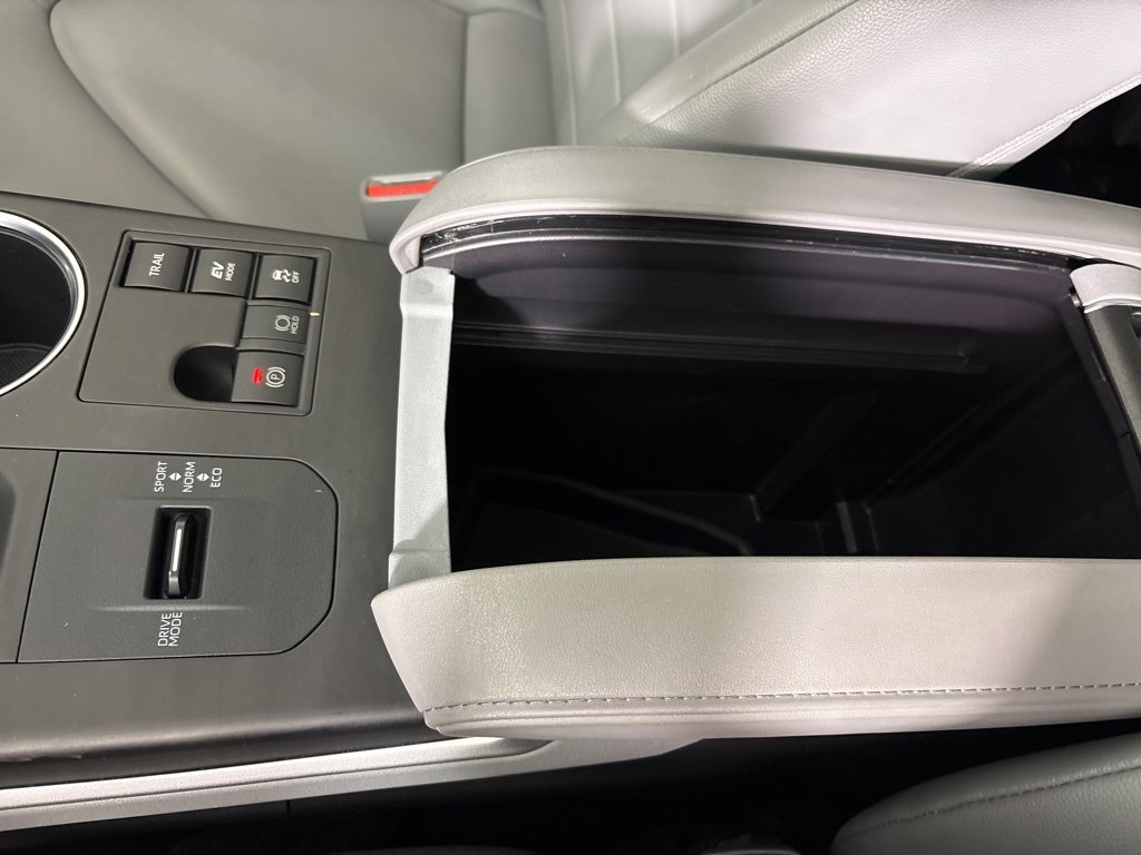 Used 2023 Toyota Highlander XLE image 32