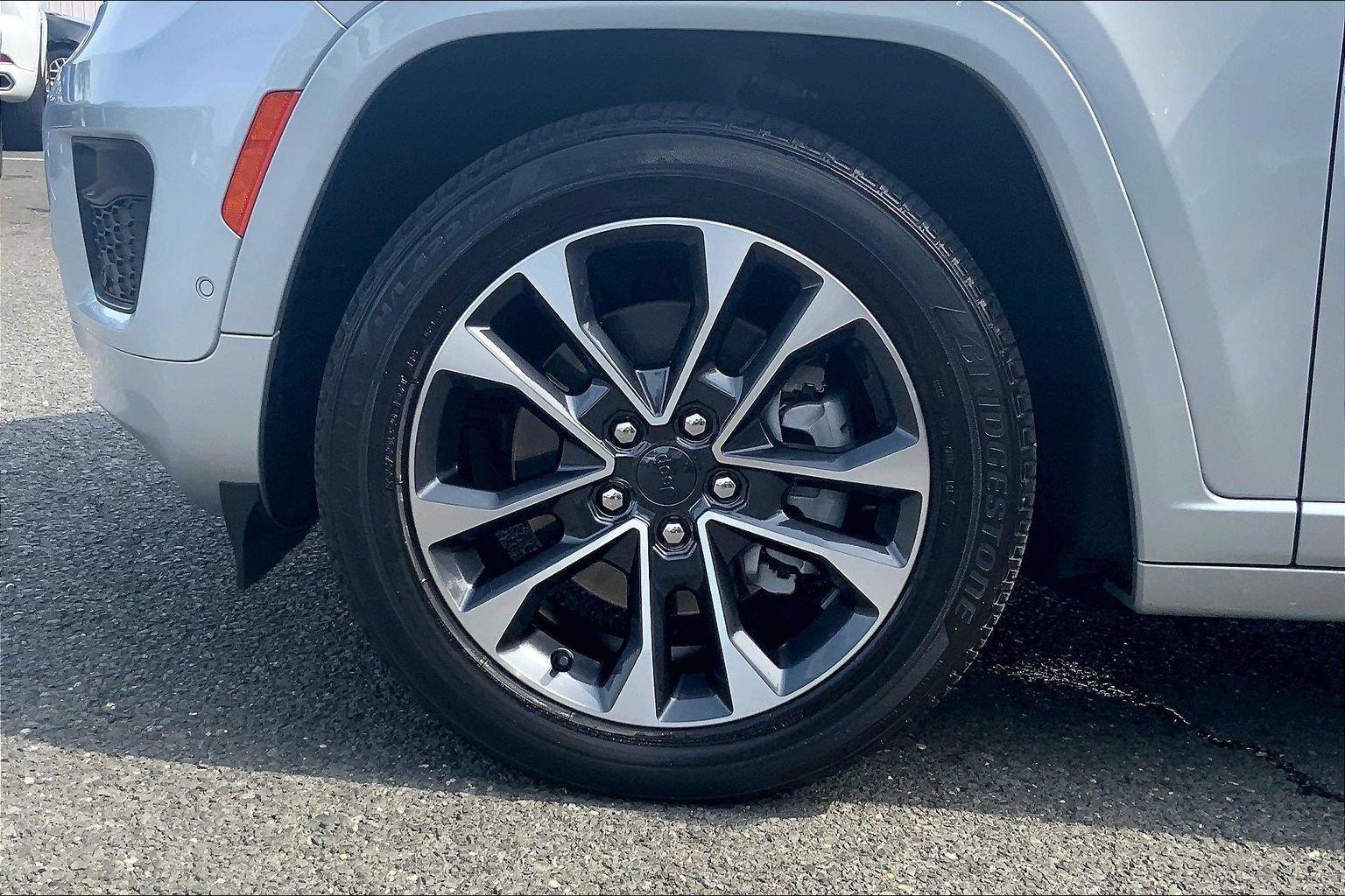 Certified 2023 Jeep Grand Cherokee L Overland AWD/4WD image 9