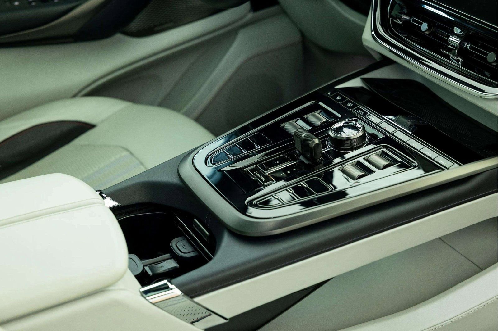 Used 2025 Aston Martin DBX 707 image 30