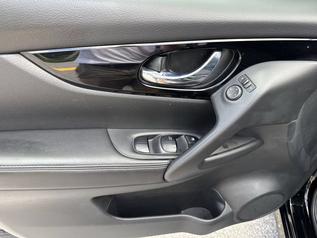 Used 2018 Nissan Rogue Sport SV w/ SV Technology Package AWD/4WD image 40