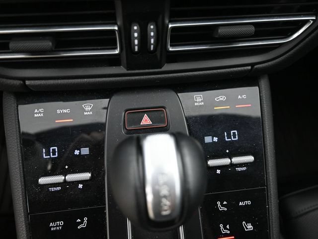 Certified 2022 Porsche Macan AWD/4WD image 16
