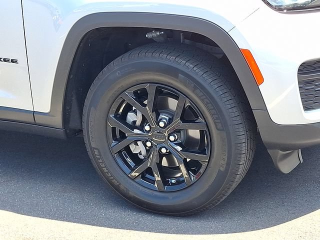 Used 2024 Jeep Grand Cherokee Altitude RWD image 30