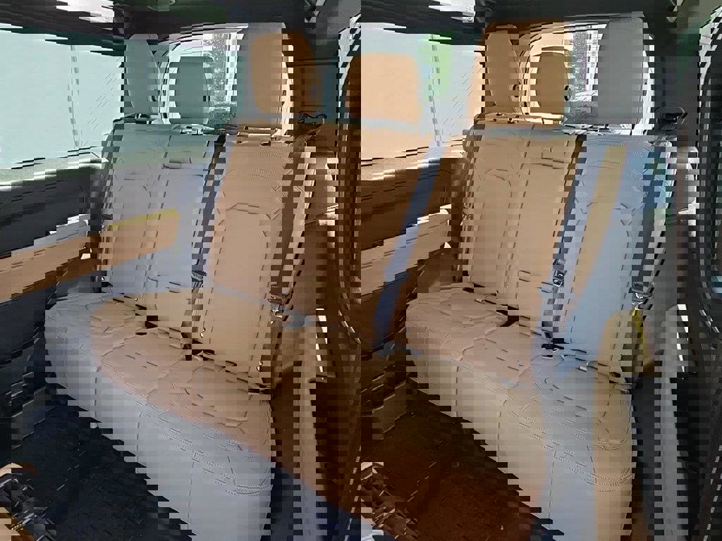 Certified 2025 Land Rover Defender 90 X-Dynamic SE image 8