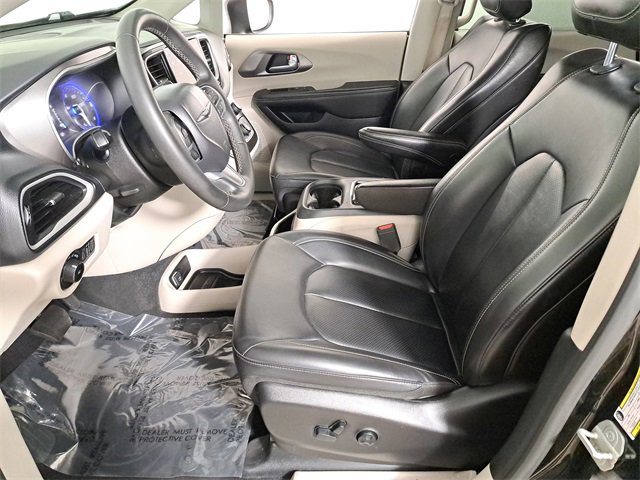 Used 2023 Chrysler Pacifica Touring-L image 18