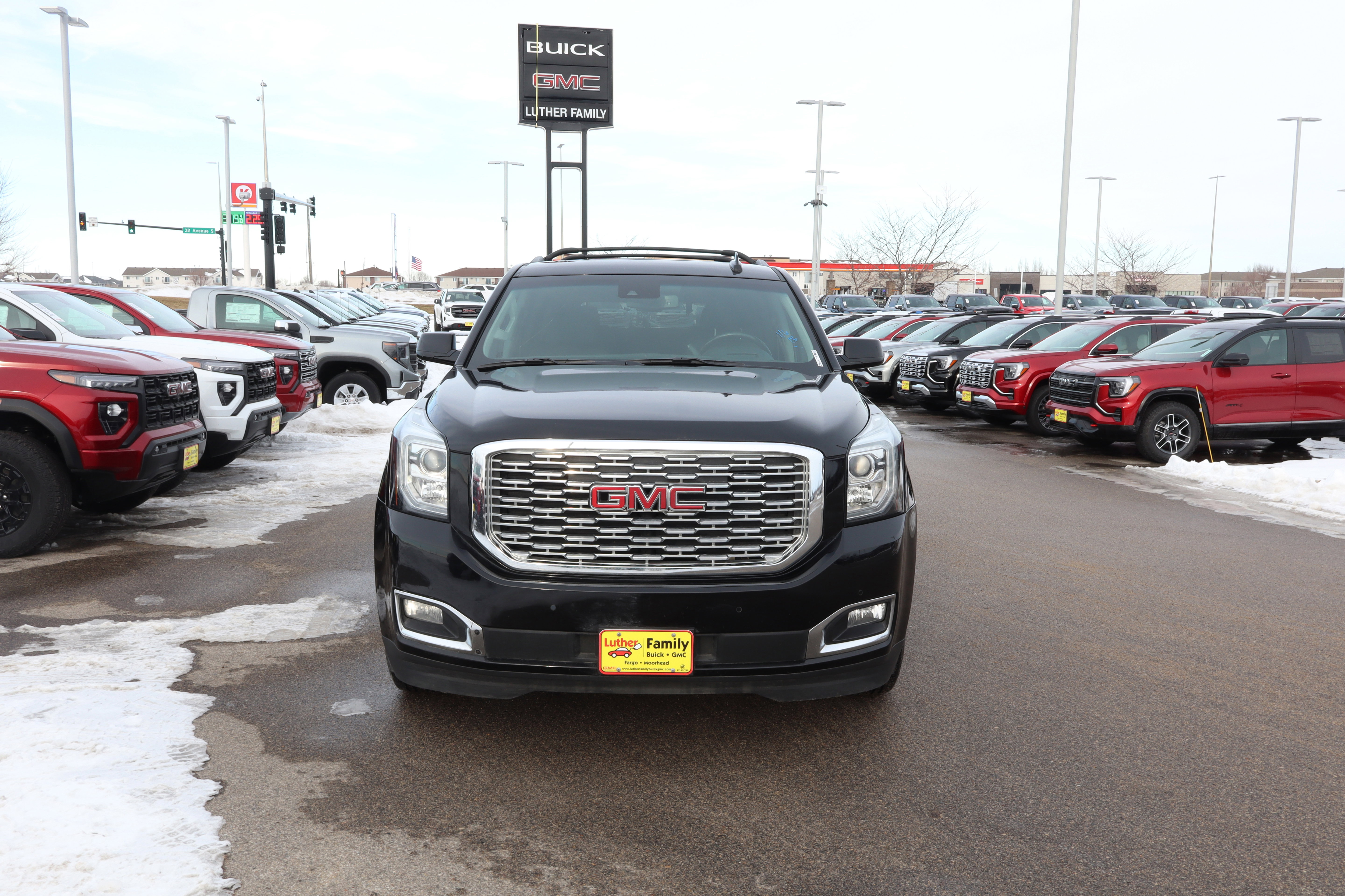 Used 2018 GMC Yukon Denali image 2