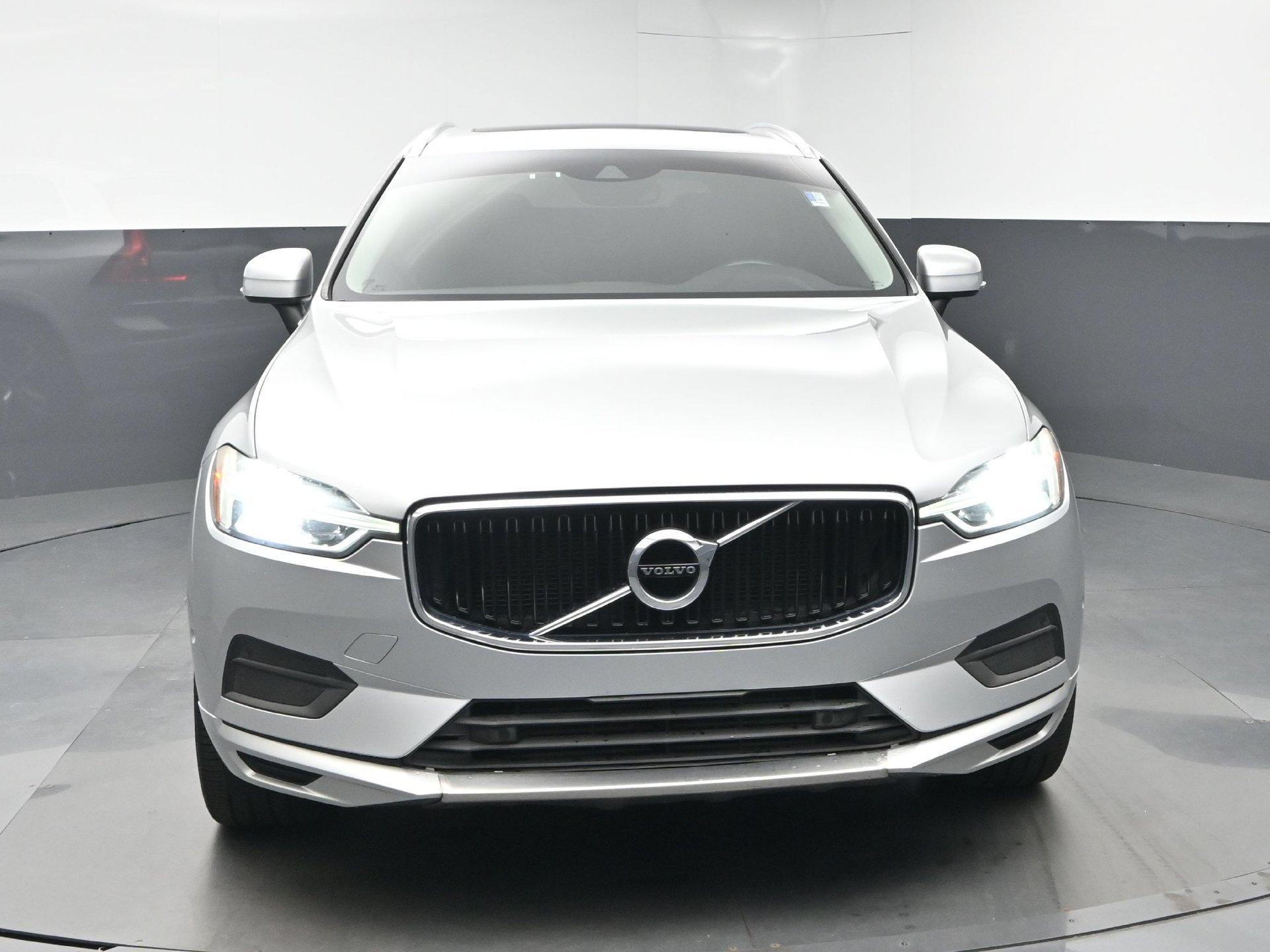 Used 2018 Volvo XC60 T5 Momentum w/ Vision Package AWD/4WD image 2