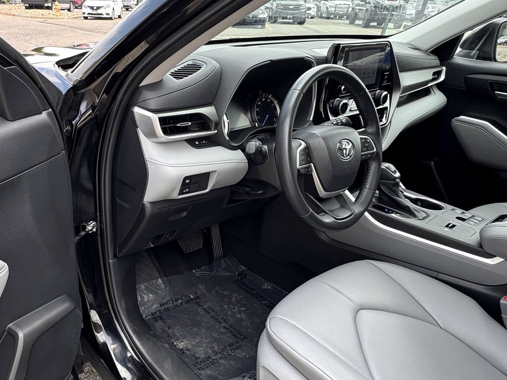 Used 2023 Toyota Highlander XLE AWD/4WD image 19