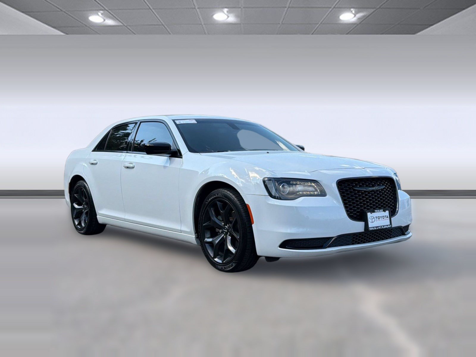 Used 2023 Chrysler 300 Touring w/ Sport Appearance Package RWD image 7