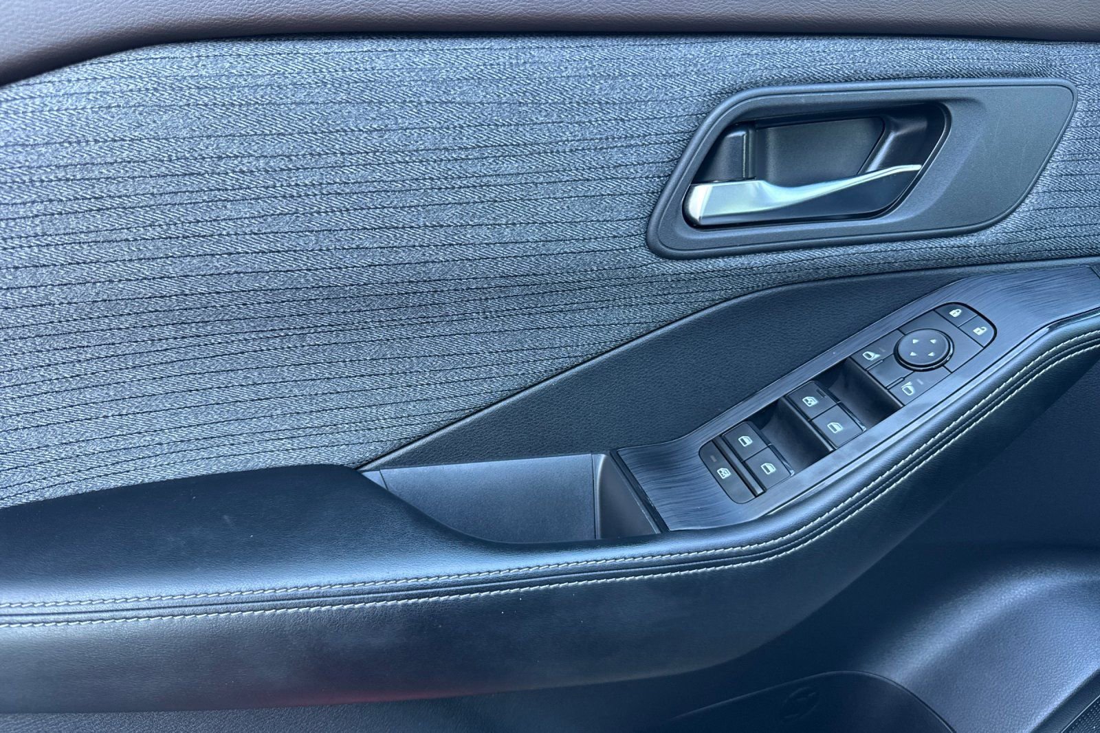 Used 2023 Nissan Rogue SV image 10