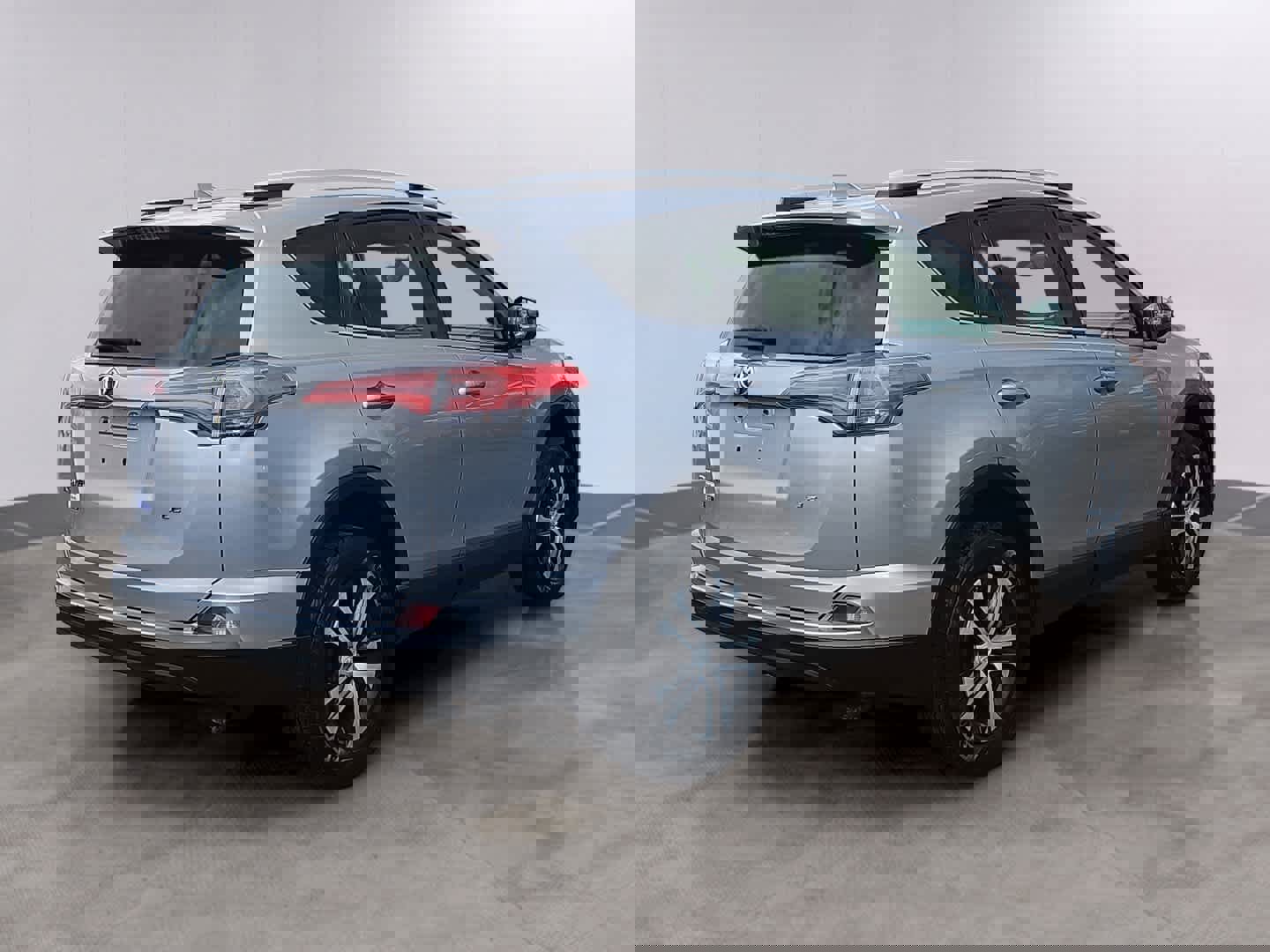 Used 2016 Toyota RAV4 LE image 4