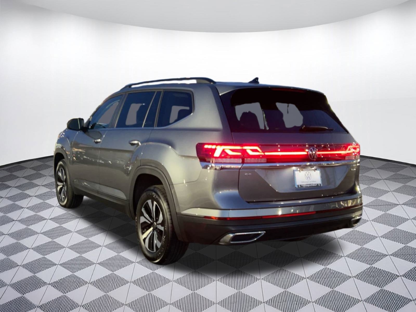 Certified 2025 Volkswagen Atlas SE image 3