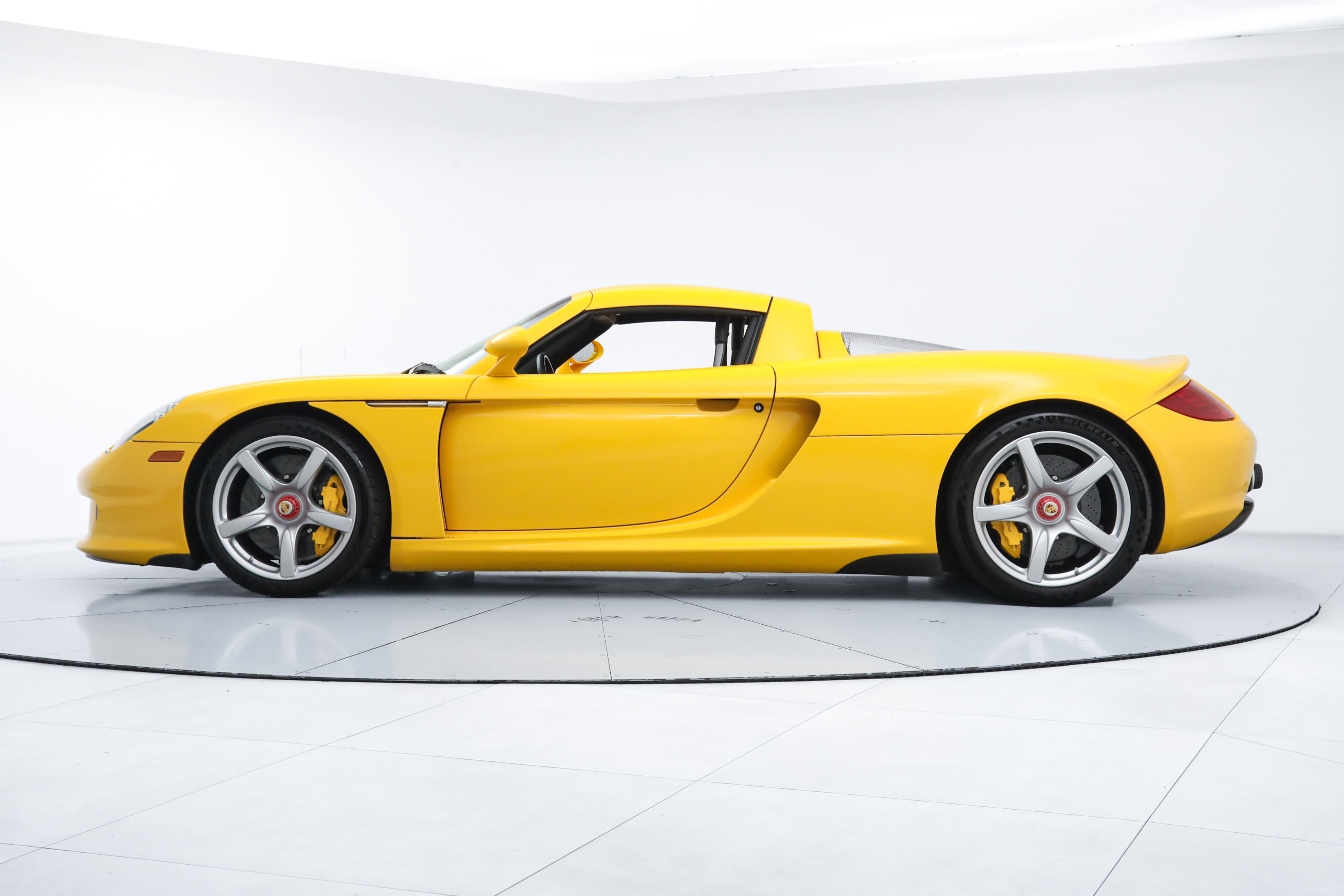 Used 2005 Porsche Carrera GT RWD image 3