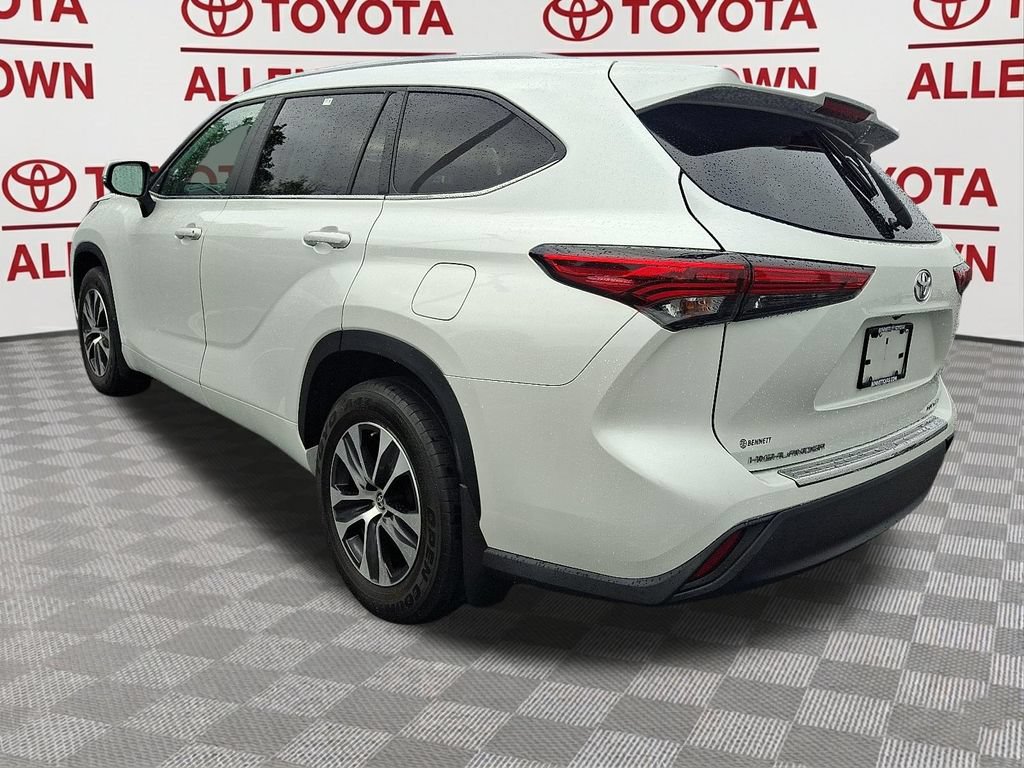 Used 2023 Toyota Highlander XLE AWD/4WD image 4