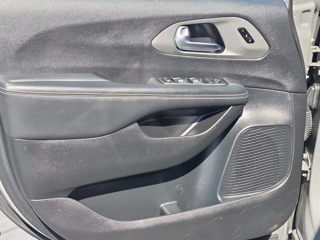 Used 2025 Chrysler Pacifica Select FWD image 11