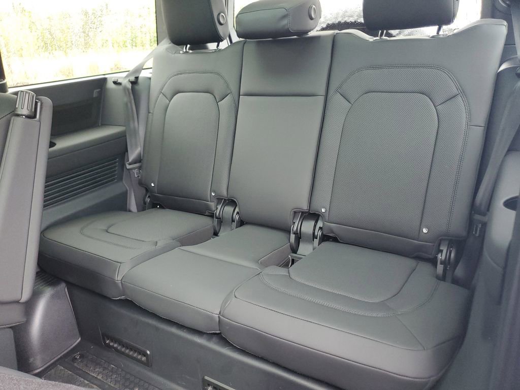 New 2026 Land Rover Defender 130 X-Dynamic SE AWD/4WD image 32