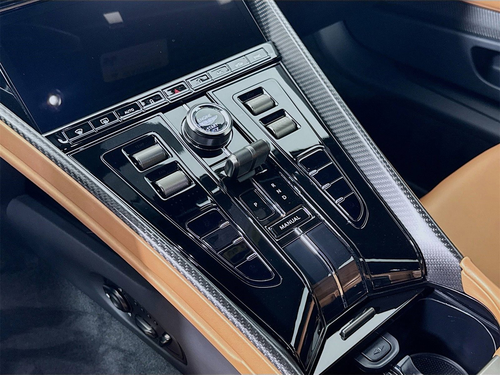 Used 2025 Aston Martin DB12 Coupe image 14