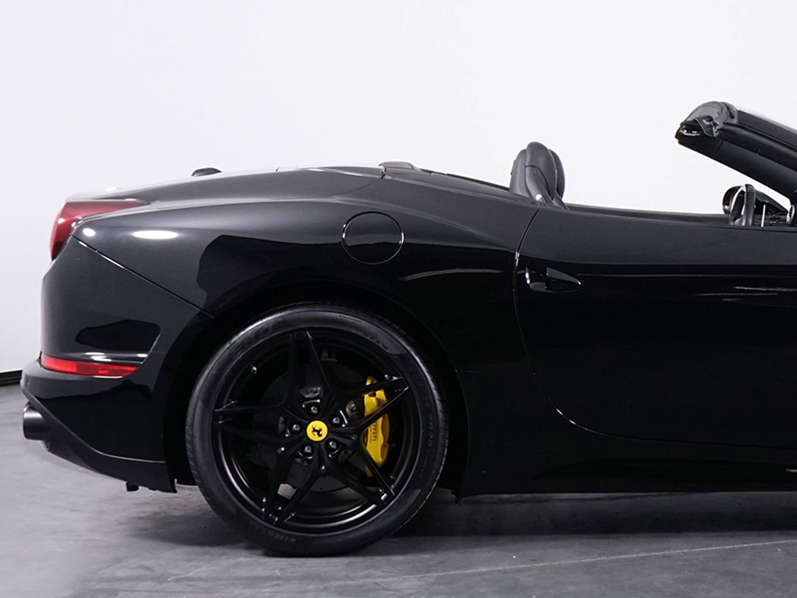 Used 2016 Ferrari California T image 16