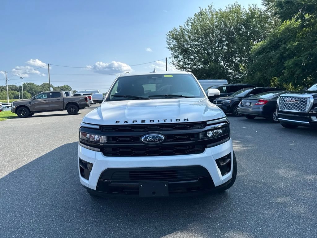 Used 2022 Ford Expedition Max Limited AWD/4WD image 2