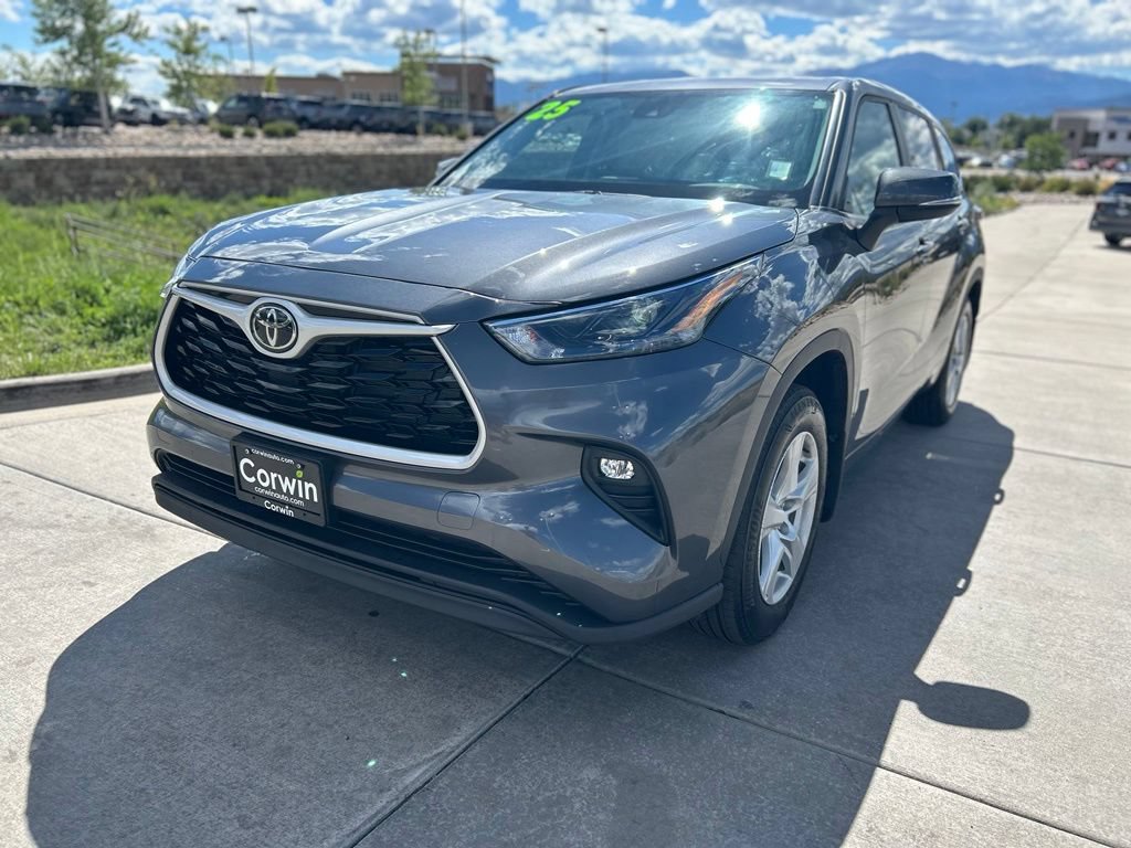 Used 2025 Toyota Highlander LE AWD/4WD image 3