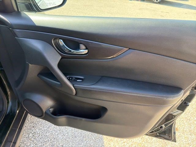 Used 2018 Nissan Rogue SV AWD/4WD image 19