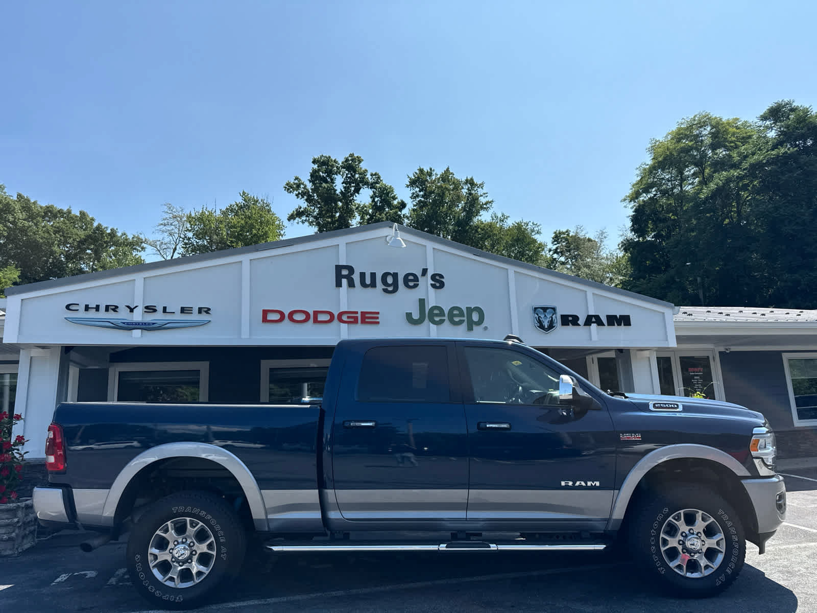 Used 2022 RAM 2500 Laramie AWD/4WD image 2