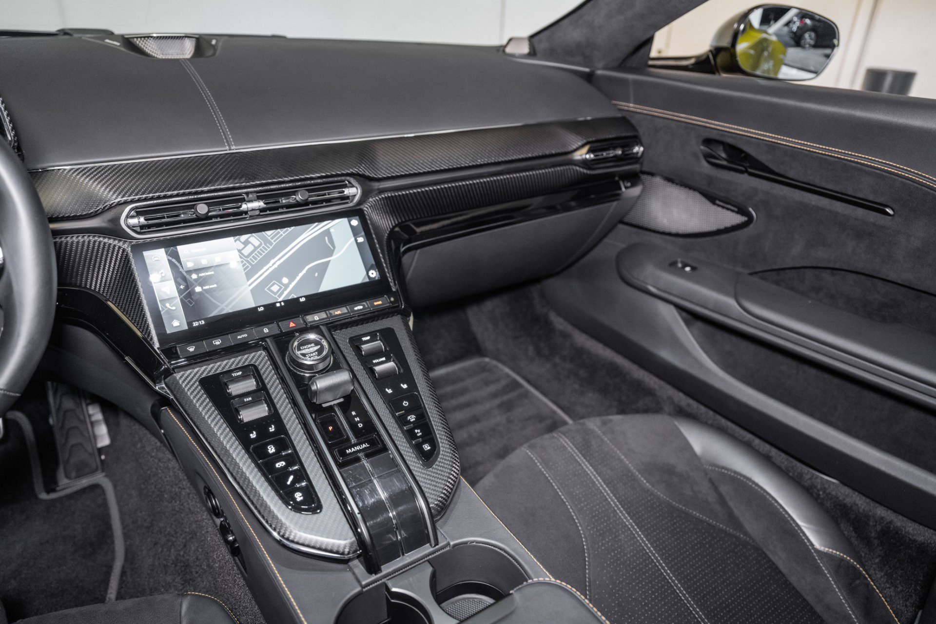 Used 2025 Aston Martin V8 Vantage Coupe image 18