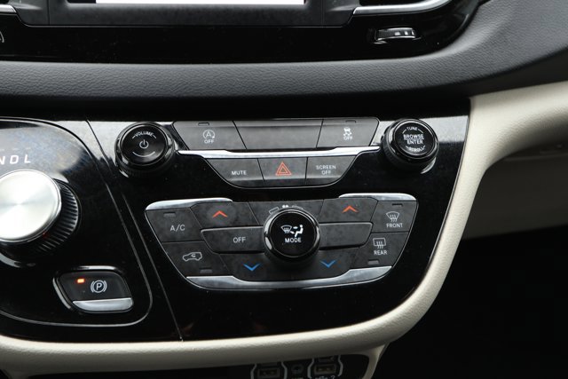 Used 2023 Chrysler Voyager LX image 19